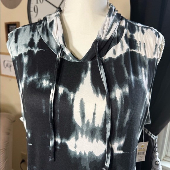 Bobbie Brooks Black and White Swim Coverup with Tie-Dye Design - Picture 4 of 9